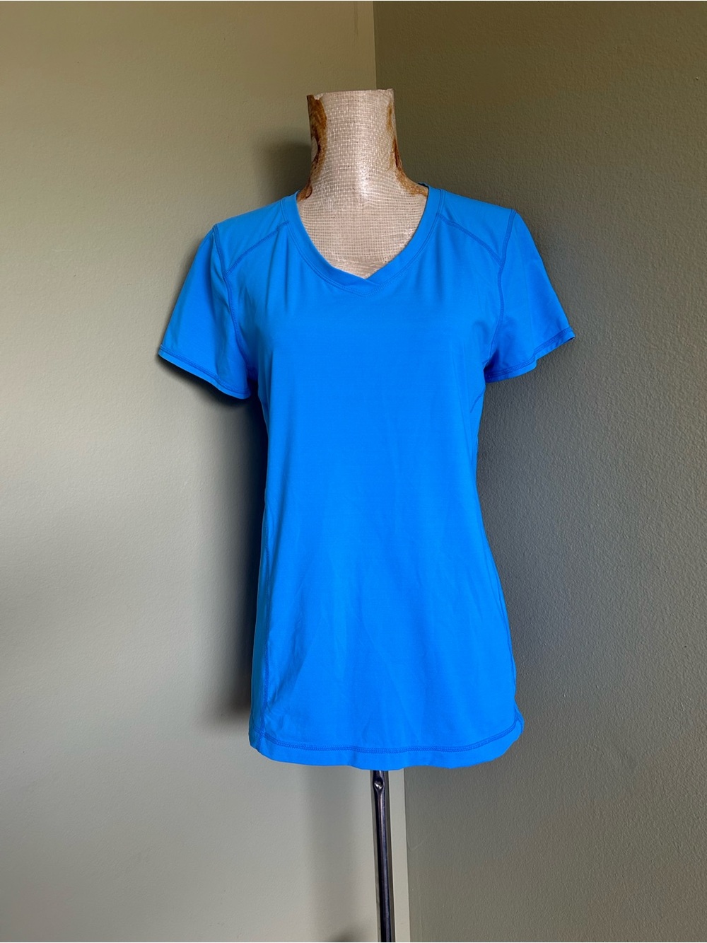 Lilly Pulitzer Luxletic V-Neck Short Sleeve Stretch Tee in Bright Blue